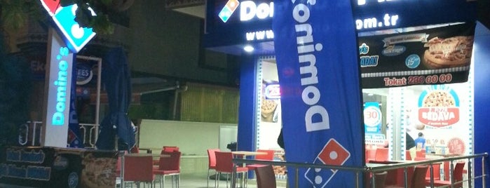 Domino's Pizza is one of สถานที่ที่ Sevgi ถูกใจ.