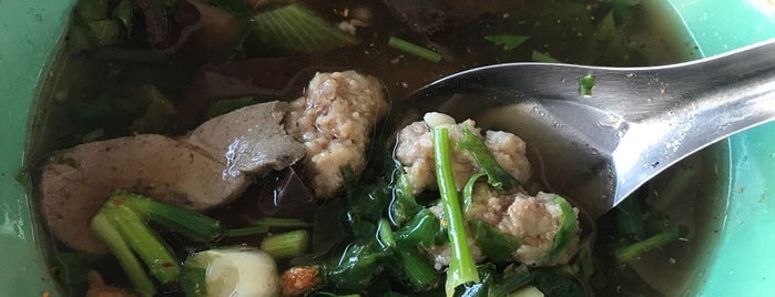 ร่มฉัตร ต้มเลือดหมู is one of Tempat yang Disukai Pornrapee.