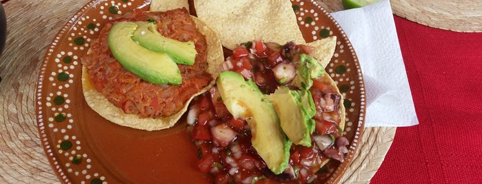 Poncho's Mariscos & Tacos is one of Lugares favoritos de Seele.