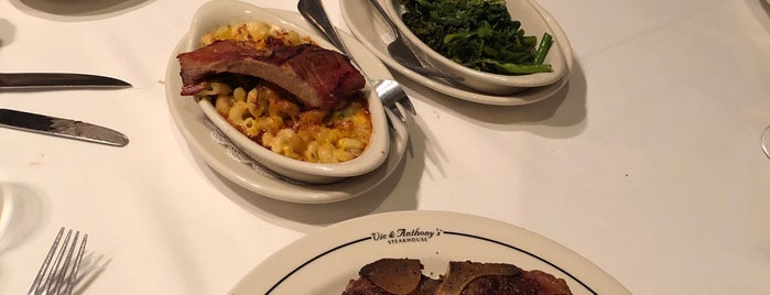 Vic & Anthony's Steakhouse is one of Lugares favoritos de Lenny.