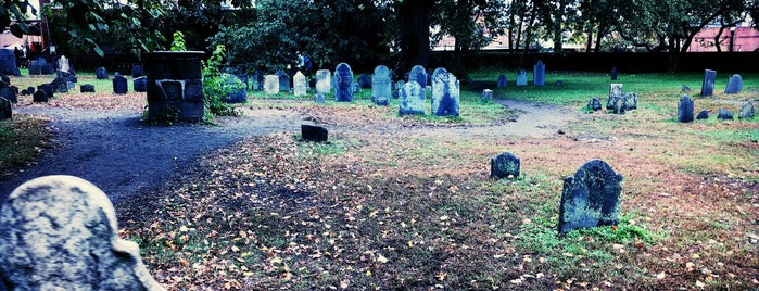 Old Burying Ground is one of Tempat yang Disukai Lenny.