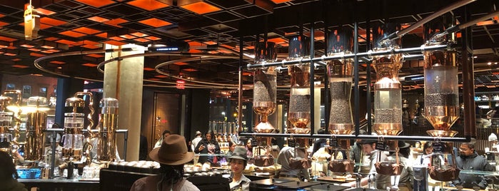 Starbucks Reserve Roastery is one of Lieux qui ont plu à Lenny.