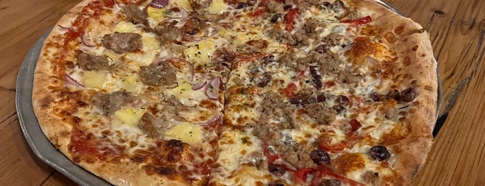 Flatbread Pizza Company is one of Lugares favoritos de Lenny.