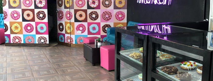 Munchin Donuts is one of สถานที่ที่ Rodrigo ถูกใจ.