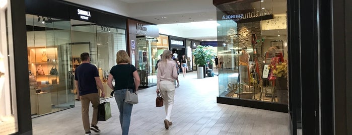 Galleria Shopping Center is one of Tempat yang Disukai Patricia.