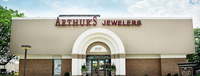 Arthur's Jewelers is one of สถานที่ที่ John ถูกใจ.