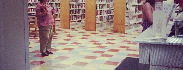 New York Public Library - Inwood is one of สถานที่ที่ Carmen Gloria ถูกใจ.