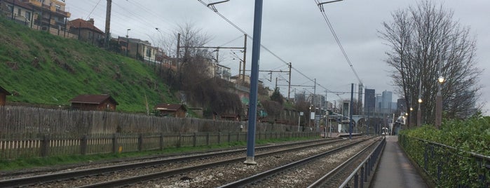 Station Belvédère [T2] is one of Tramways de Paris.