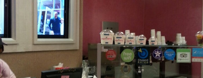 Yogurberry Frozen Yogurt Café is one of Kdot770 님이 저장한 장소.