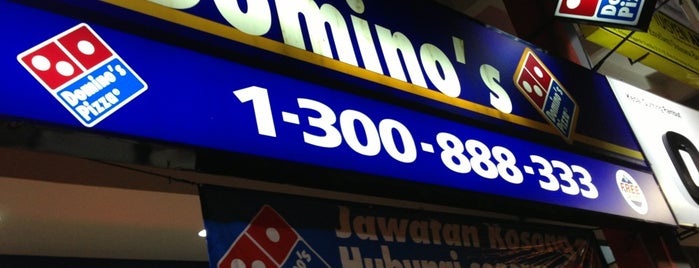 Domino's Pizza Kota Kemuning is one of Tempat yang Disukai ꌅꁲꉣꂑꌚꁴꁲ꒒.