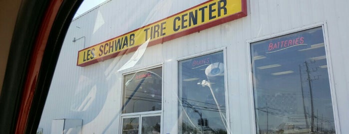 Les Schwab Tire Center is one of สถานที่ที่ Dan ถูกใจ.
