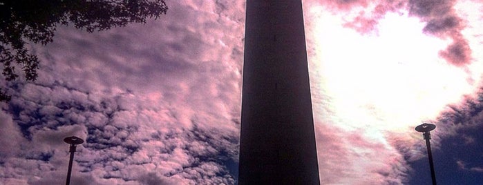 Bunker Hill Monument is one of Lugares favoritos de Angie.