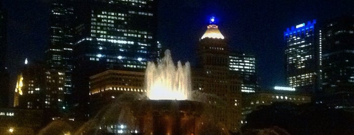 Clarence Buckingham Memorial Fountain is one of Lugares favoritos de Angie.