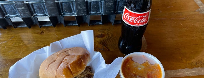 Rudy's Country Store And Bar-B-Q is one of Lugares favoritos de Kevin.