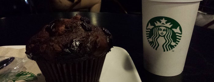 Starbucks is one of Yaz 님이 좋아한 장소.