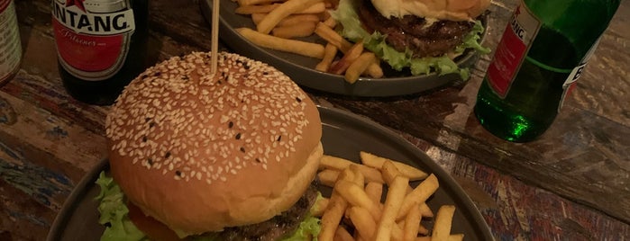 Wacko Burger Cafe is one of Alethia: сохраненные места.