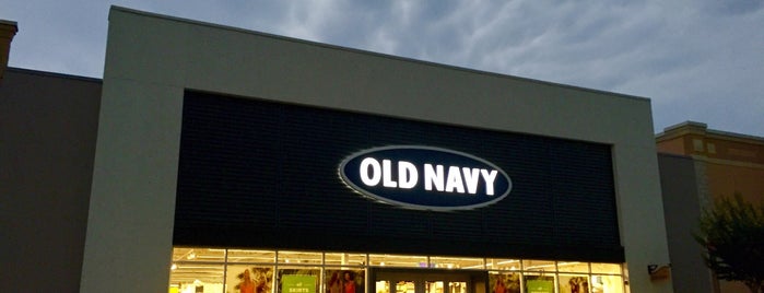 Old Navy is one of Tempat yang Disukai John.