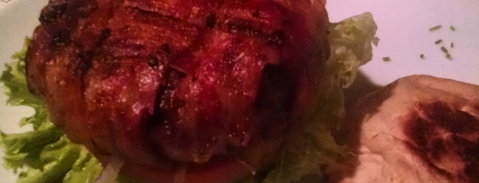 Big Kahuna Burger is one of Lugares favoritos de Cassiano.