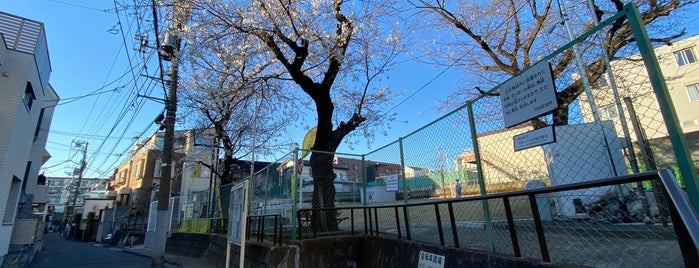 本町一丁目児童遊園地 is one of 渋谷区.