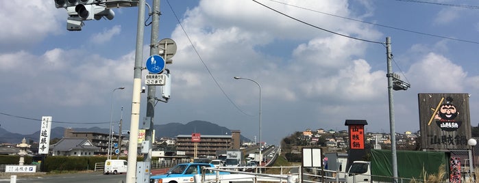 朝野団地入口交差点 is one of 道路.