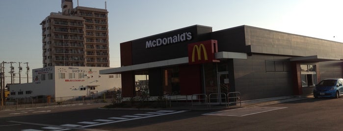 マクドナルド 23号岸岡店 is one of 飯屋.