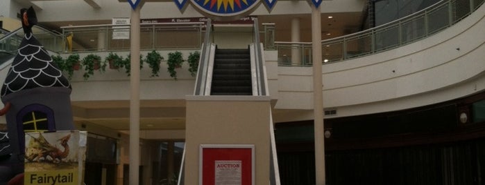Crossroads Mall is one of Lugares favoritos de Lee.