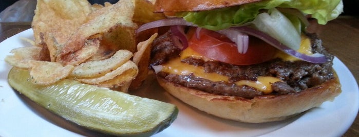 Deluxe Burger is one of Tempat yang Disukai Chaz.
