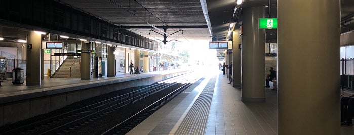 Platform 2 is one of Sydney Trains (K to T).