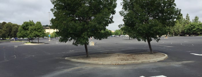 Stoneridge Mall Parking lot is one of Lugares favoritos de Ryan.