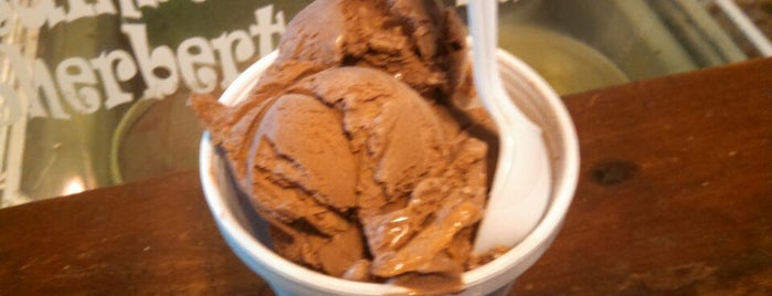 Flava's Ice Cream is one of Amanda 님이 저장한 장소.