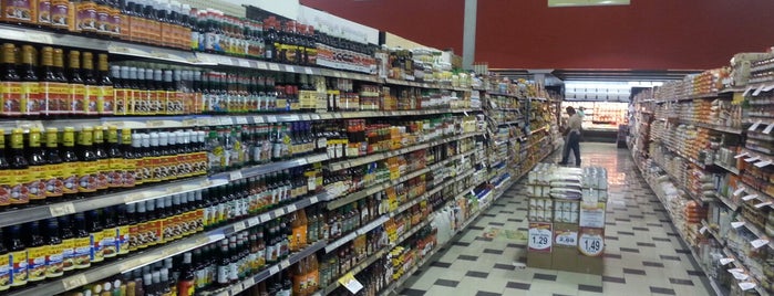 Supermercados Rey is one of Lugares favoritos de Omar.