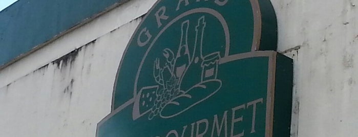 Grand Deli Gourmet is one of Lugares favoritos de Omar.