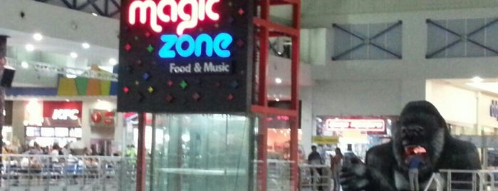 Food Court Magic Zone is one of สถานที่ที่ Omar ถูกใจ.