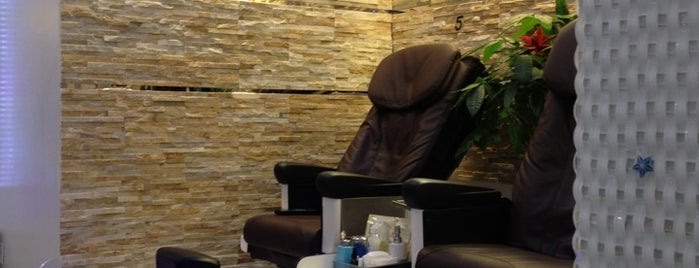 Four Seasons Nail Salon is one of Suzanneさんのお気に入りスポット.