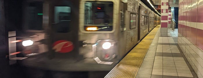 PATCO: 12-13th & Locust Station is one of Philly places I <3.