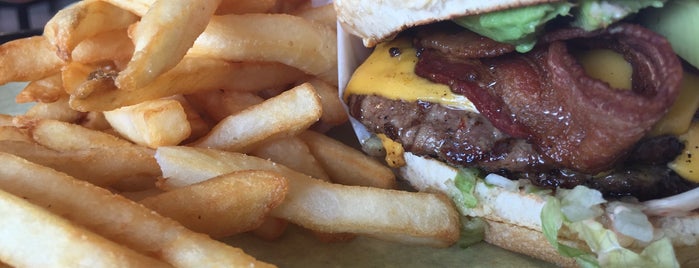 Burger Shoppe is one of Posti che sono piaciuti a Sirus.