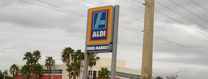 ALDI is one of Meredithさんのお気に入りスポット.