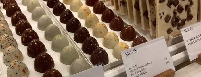 Moon Shop is one of Antonia 님이 저장한 장소.