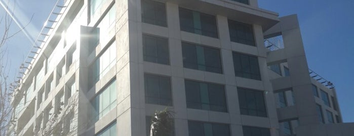 Ramada Hotel & Suites Kemalpaşa is one of สถานที่ที่ Hakan ถูกใจ.
