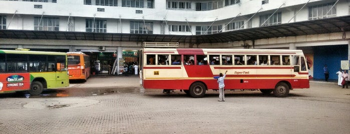 Angamaly KSRTC Bus Stand is one of สถานที่ที่ Deepak ถูกใจ.