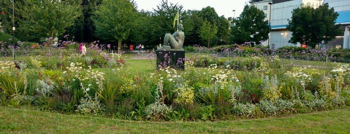 Millwall Park is one of London's Parks and Gardens.