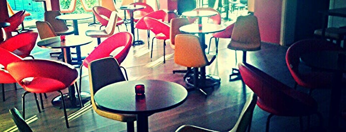 Retro Cafe & Bar is one of Tempat yang Disukai Gülden✌🏻.