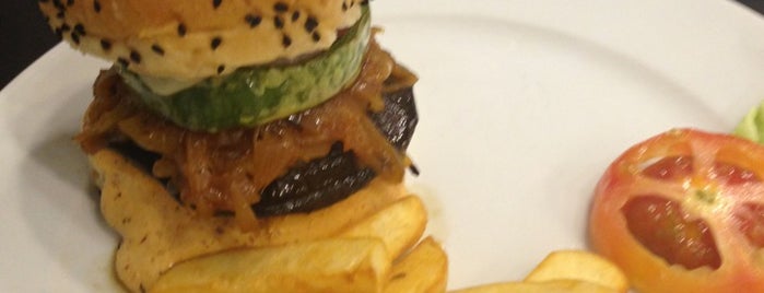 Fat Boy's The Burger Bar is one of Locais curtidos por William.