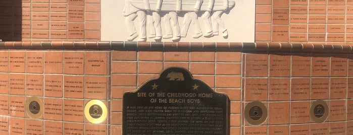 Site Of The Childhood Home Of The Beach Boys is one of Lieux qui ont plu à Jaye.