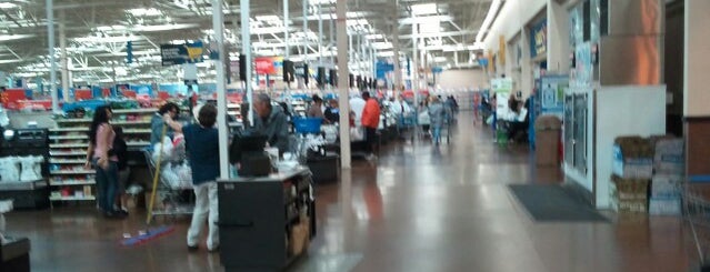 Walmart Supercenter is one of สถานที่ที่ Larry ถูกใจ.