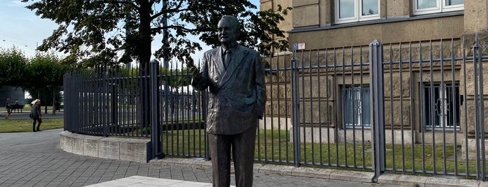 Johannes-Rau-Denkmal is one of Düsseldorf 🇩🇪.