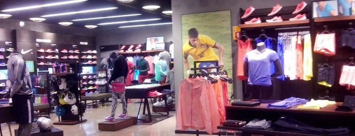 Nike Store is one of Lieux qui ont plu à Fran.