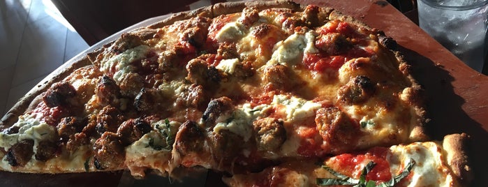 Anthony's Coal Fired Pizza is one of Ataylor'un Beğendiği Mekanlar.