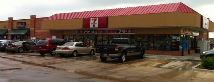 7-Eleven is one of สถานที่ที่ Mike ถูกใจ.