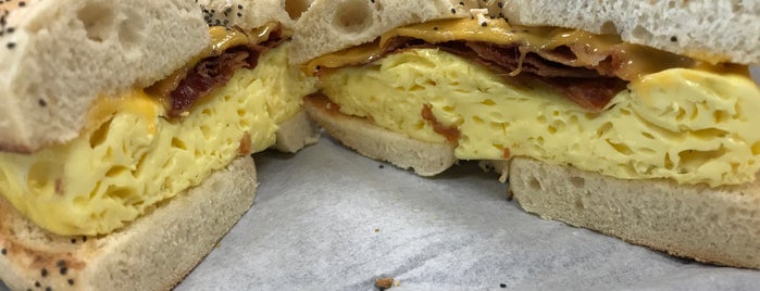 East Coast Bagel Co. is one of Lugares favoritos de Melissa.